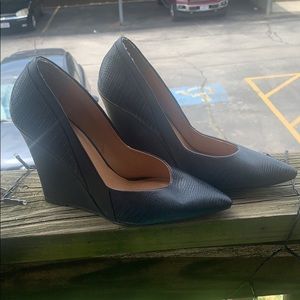 Textured Black point wedges